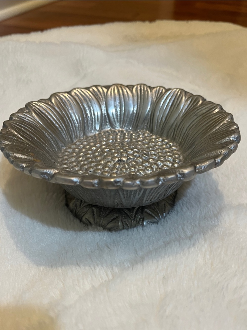 Vintage metal or aluminum sunflower-shaped pedestal bow